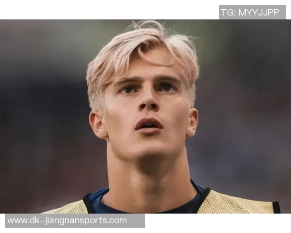 顶级球星炫技足球绕杆挑战展现速度与控球完美结合